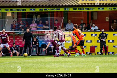 Dundee, Tayside, Schottland, Großbritannien. August 2021. Schottische Premiership: Die schottische Premiership-Mannschaft Dundee United FC gegen Hearts of Midlothian im Tannadice Stadium. Bei einer Knieverletzung musste der oberste DUFC-Torwart Benjamin Kevin Siegrist durch Trevor Carson ersetzt werden, aber es wurde schlimmer für sie. Hearts gewann 2-0 gegen Dundee United und Liam Boyce eröffnete in der ersten Hälfte mit einer Strafe das Tor. Armand Gnanduillet besiegelte den Sieg mit einem 90. Minuten langen Tor,` den ungeschlagenen Start von Hearts in die schottische Premiership ausdehnte. Kredit: Dundee Photographics/Alamy Live Nachrichten Stockfoto